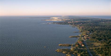 dei Curoni. Visita panoramica della città con la sua chiesa cattolica, la casa estiva di Thomas Mann fino alla spiaggia da dove si possono ammirare le dune e la laguna.