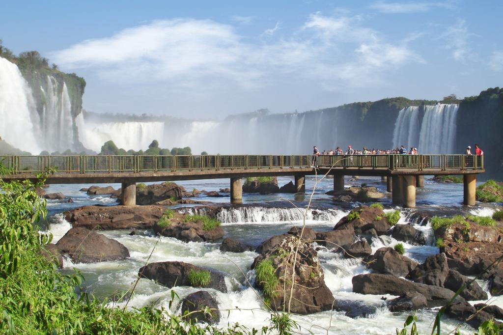 La visita, che si snoda attraverso sentieri e passerelle in legno che solcano il Rio Iguazù, consente di ammirare alcuni salti minori ed offre un indimenticabile vista della Garganta del Diablo.