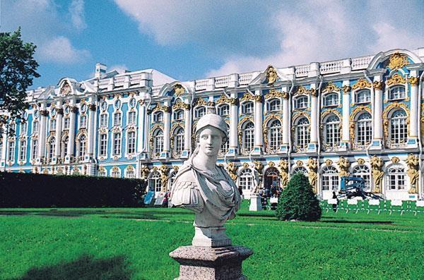 PALAZZO PUSHKIN Tsarskoe Selo Giorno di chiusura: martedì e ultimo lunedì del mese Descrizione: dall inizio del XVIII sec fino al 1917 questa cittadina fu residenza estiva degli zar; Tsarskoe Selo