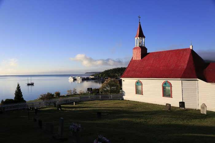 Saguenay che, incontrando quelle fredde e salate del fiume Saint Lawrence in prossimità di Tadoussac, danno origine a massicce concentrazioni di krill che richiamano la principale attrazione