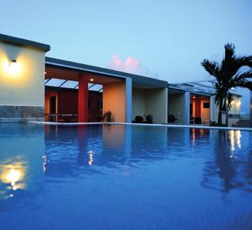 Il Sunrise42 dispone di una grande piscina ubicata sulla terrazza dell hotel con vista sulla città e sul mare. www.sunrise42hotel.