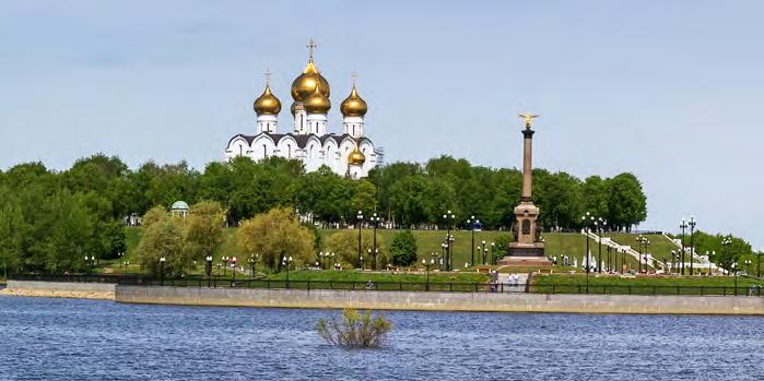 Jaroslavl è rinomata per i suoi artigiani ed altresì per i magnifici affreschi e chiese, quali quella del profeta San Elia, nonché il Monastero della Trasfigurazione.