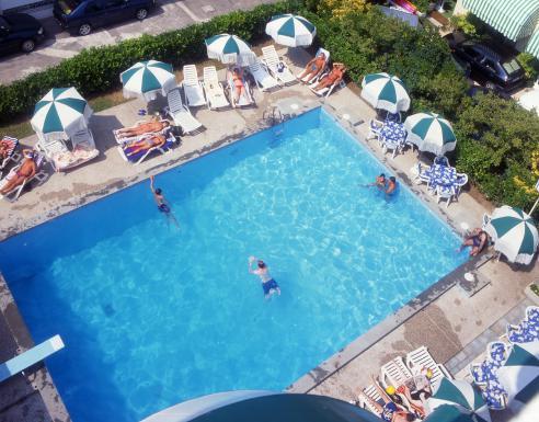 SPECIALE HOTEL MAXIHERON & MINIHERON Lido di Jesolo (VE) Piazza Marina ANIMAZIONE PER BAMBINI 50 MT DAL MARE Hotel fronte mare Piscina dell'hotel PREZZI PER PERSONA A SETTIMANA IN CAMERA DOPPIA E