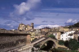 Il Camino de Santiago passa per il centro della città, segnalato dal simbolo dei pellegrini, la conchiglia, e prosegue fuori della città, sempre opportunamente segnalato, per una strada attraverso