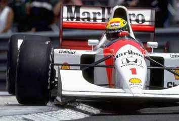 Nel 1988 passa alla McLaren: Senna coglie 8 vittorie e il suo primo titolo mondiale in F1.