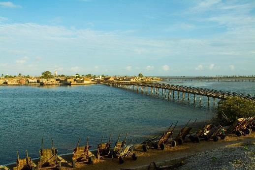 Joal Fadiouth è un piccolo villaggio di pescatori, diviso in due parti: Joal, una cittadina portuale, che si affaccia su Fadiouth, un isola quasi completamente ricoperta di conchiglie e collegato