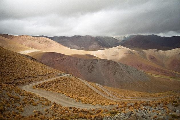 SULLE MITICHE STRADE DELLA PATAGONIA - LA CARRETERA AUSTRAL E LA RUTA 40 Cile e Argentina - Guida in Loco Se per voi la Patagonia richiama l immagine di spazi sconfinati attraversati da strade che