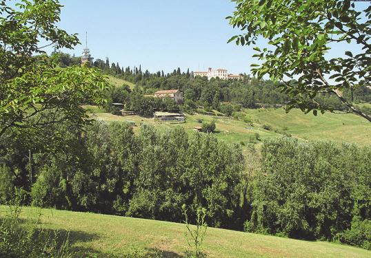 La collina bolognese (sulla quale insistono quattordici dichiarazioni di notevole interesse pubblico) è un territorio di grande valore ambientale e paesaggistico, storicamente disegnato dall