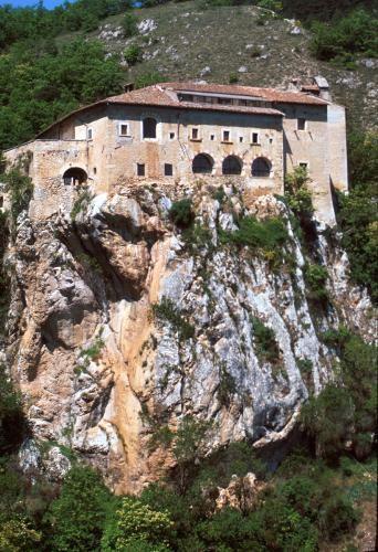 I monasteri si possono essere divisi in due tipi: 1 - quelli costruiti nell alto medioevo sono in