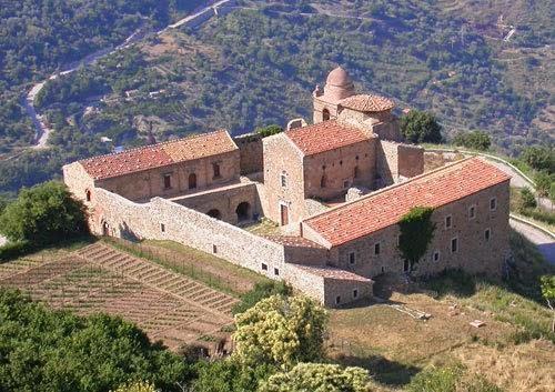 Un monastero è, nel cristianesimo, un edificio comune, dove vive una comunità