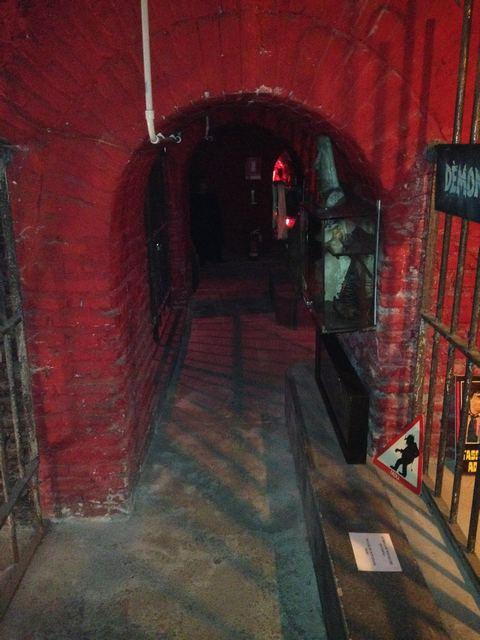 Entrando nel negozio si scorge in alto una insegna che indica l ingresso per il Museo degli Orrori di Dario Argento.