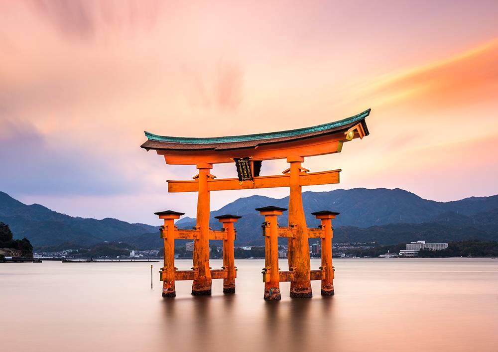 MIYAJIMA Miyajima è una piccola isola a meno di un'ora al di fuori della città di Hiroshima.