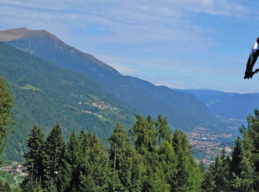 ... & THE SKI AREA BECOMES A BIKE AREA Bike park Val di Sole È il must degli appassionati di mountain bike.