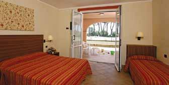La formula hotel è prevista anche presso il Residence, con sistemazione in piccole palazzine immerse nella pineta, in appartamento con angolo cottura con trattamento "Aparthotel".