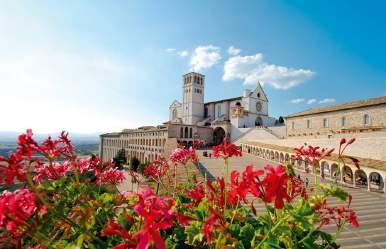 4. Assisi Siena - Chianti Dimineata vom porni spre Assisi orasul natal al Sfantului Francisc este in sine un oras atragator, impanzit de biserici, galerii de arta, strazi presate