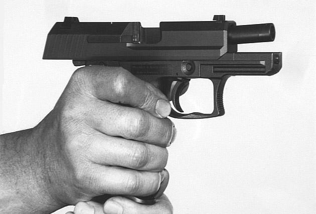 POSIZIONE DI SPARO La migliore e più stabile posizione di sparo per l uso di una pistola e