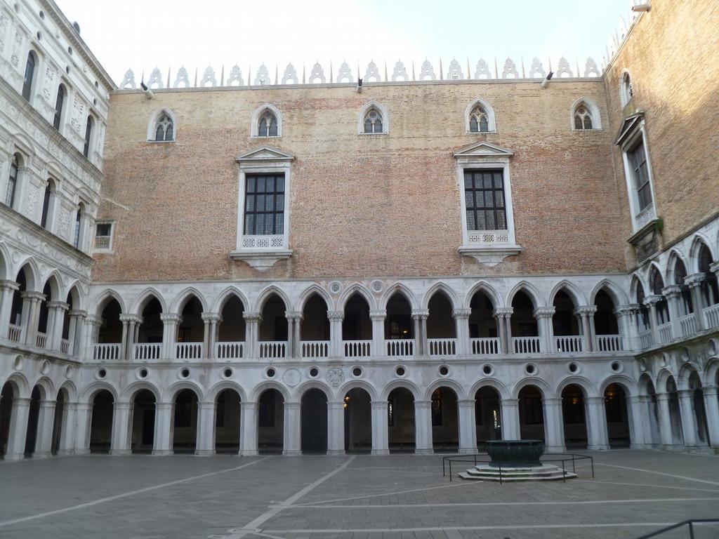 3.2 RIQUALIFICAZIONE PALAZZO DUCALE E MUSEI 3.2.1 Interventi di ripristino delle facciate interne ed esterne e delle rive d'acqua 2.800.000,00 3 3.2.2 Adeguamento impianti di condizionamento e riscaldamento 500.