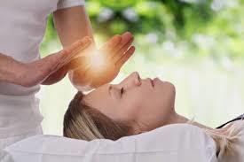 Reiki Docente: Roberto PROJETTO Prefazione L antica disciplina olistica riscoperta da Mikao Usui spiegata in modo semplice e pratico. Scopriamo il Reiki come trattamento per il corpo e per lo spirito.