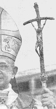 dei tre papi»), Collins, Glasgow 1978, pag. 28.) La tiara venne sostituita da una mitra episcopale. Una croce storta con un Cristo deforme, sostituì la croce pontificia.