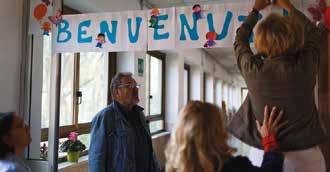 sorridenti di fronte all obiettivo nell aula di una scuola di Milano.