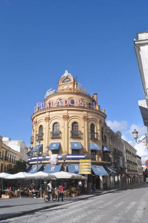 Jerez de la Frontera, il centro storico Città curiosa Jerez, a tratti monumentale, a tratti modesta e anonima, percorsa da stradine tumultuose, che