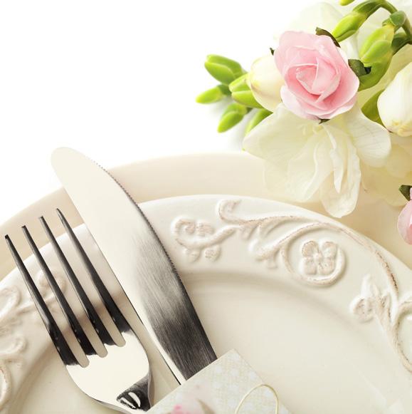 ricevimento di nozze Progettazione personalizzata degli addobbi floreali e delle decorazioni Bouquet e buttonhole Incontro con i nostri Chef per discutere il menu e scegliere la vostra torta nuziale