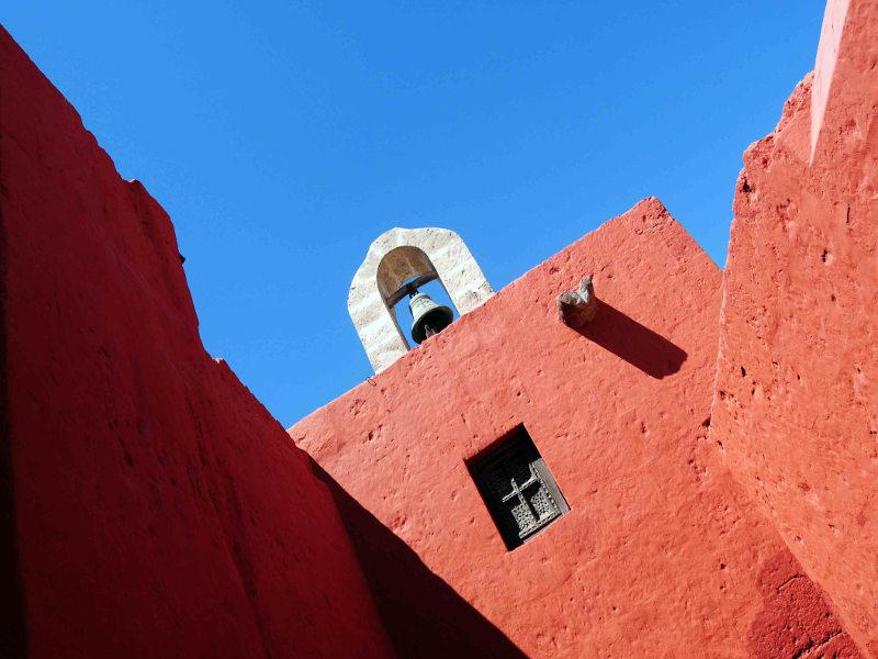 Il motivo principale per una sosta ad Arequipa è dato dal suo spettacolare centro storico, con palazzi e chiese coloniali di superba bellezza, dove trionfa lo stile barocco andino, fusione unica fra