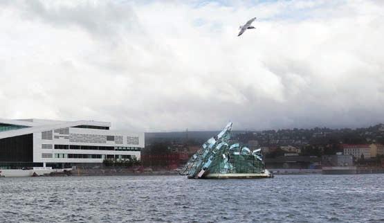 La scultura galleggiante Vetro e acciaio per l installazione posta davanti all Opera House maggio dello scorso anno, nel tratto di mare sul quale L 11 si affaccia l Opera House di Oslo, la Regina