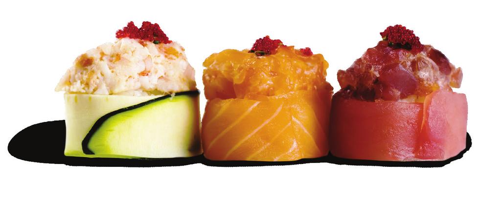 Gunkan (3pz) (3pcs) SAKE Sopra alla base di riso una tartare di salmone, mayo, tabasco, erba cipollina tobiko, tutto avvolto da salmone Rice base, salmon tartare, mayonnaise, tabasco, tobiko, chives,