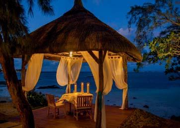 07 203 Maritim Crystals Beach Hotel 4* - Mauritius LOCALIZARE: situat pe coasta de est, chiar pe faimoasa plaja intinsa cu nisip a statiunii Bellle Mare. Aeroportul se a a la cca. 50 km.