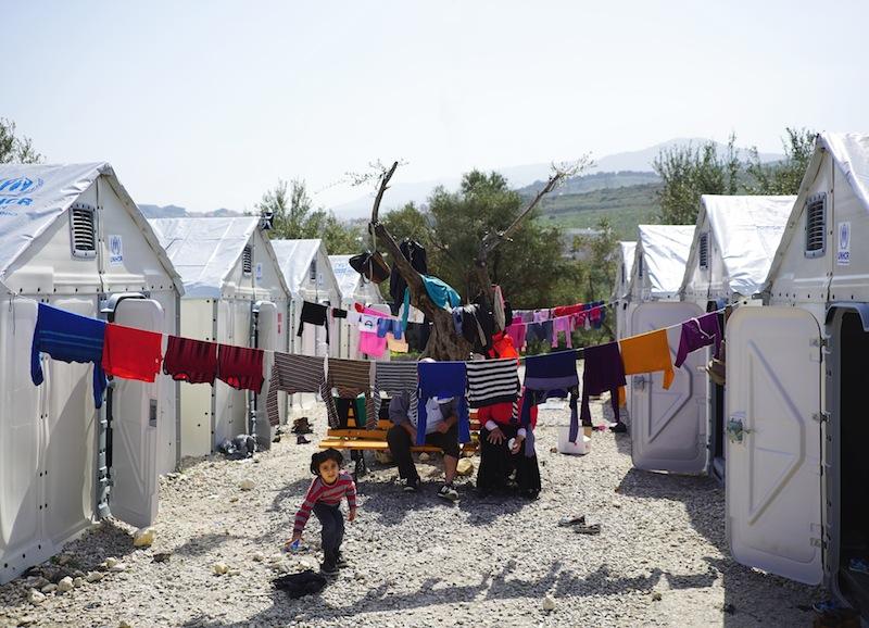Better Shelter in Kara Tepe, Lesvos All Rights Reserved Better Shelter UNHCR Ikea Foundation Pensato come una casetta pieghevole con telaio in acciaio e rivestimento in plastica riciclata, il rifugio