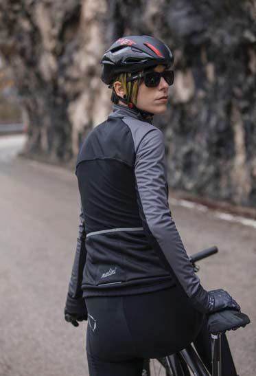 intemperie. EN Crit Lady Jacket is our jacket developed for the athletes who seek a clean look and an adaptable garment in case of harsh weather conditions.