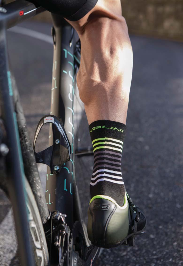 EN Socks with a high content of wool fibers, therefore very warm and soft to the touch. The addition of a percentage of polyamide improves perspiration and drying.