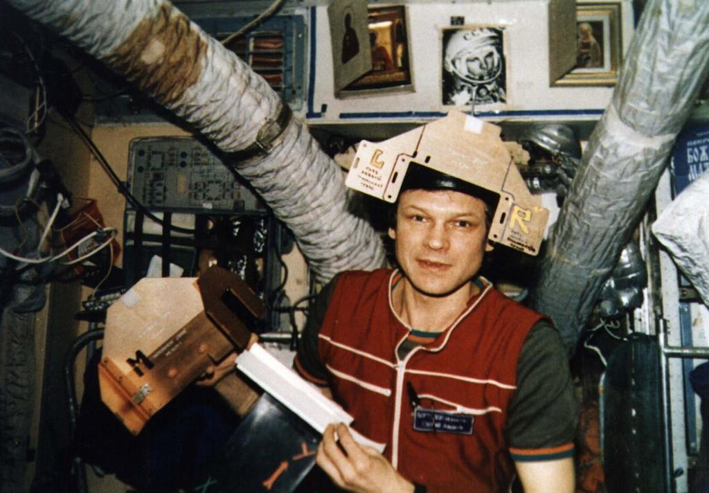 L astronauta Sergej Avdeev con il casco ed il