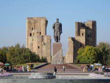 Bukhara va inoltre famosa nel mondo per gli splendidi tappeti annodati a mano nei mille indelebili colori, proprio perché questi mancano nel suo polveroso deserto.