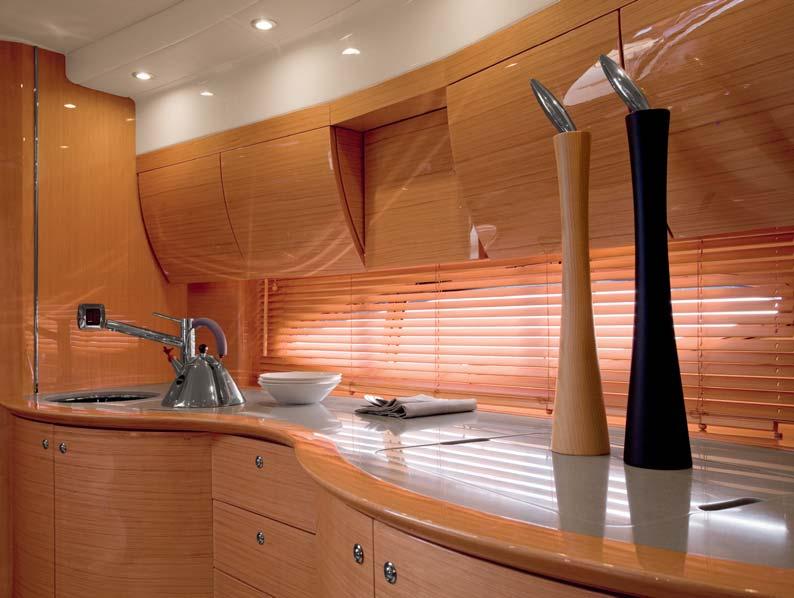 segno contemporaneo come l acciaio e il cristallo. Stile e funzionalità assicurano a questa barca l abitabilità di un grande yacht.