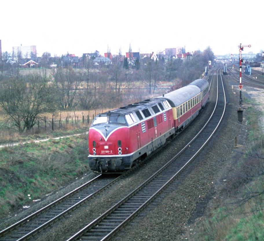 PIKO SOUND 59116 PIKO PREMIUM DIGITALE - Confezione iniziale BR 221 DB con sound decoder La locomotiva BR 221 traina due carrozze TEE 34 Merkur nel suo viaggio da Amburgo a Puttgarden.