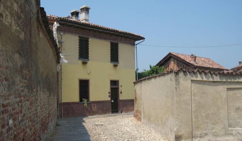 EDIFICIO MEDIEVALE VIA CASTROVECCHIO 9 L edificio costituiva parte delle opere di fortificazione del borgo, realizzate alla fine del XIV secolo per volere di Gian Galeazzo Visconti, di cui è