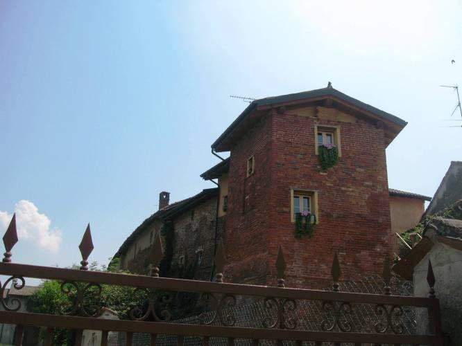 nord della cortina è inoltre presente un edificio a torre con paramento in mattoni a vista.