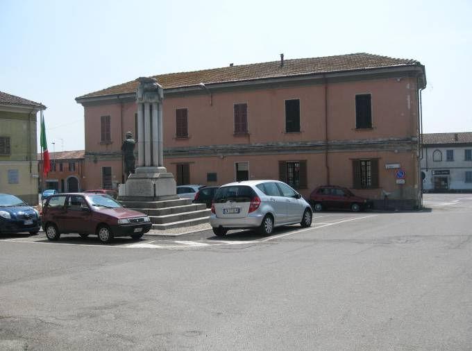 Ospita al piano terra la sede della Pro Loco.