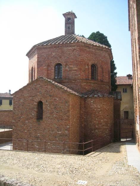 tipologia dei laterizi, all epoca paleocristiana. L edificio ha pianta a croce sovrastata da un tamburo ottagonale.