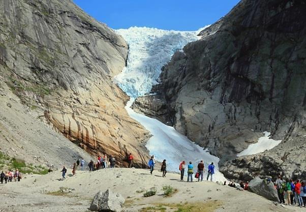 In caso di tempo avverso, la Trollstigen potrebbe essere chiusa e sostituita da un itinerario alternativo. Sosta allo spettacolare belvedere sulla città, arrivo e sistemazione in hotel.