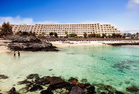 Tutte le camere sono dotate di balcone con affaccio sulla splendida Playa del Jabillo, una delle più belle spiagge della costa orientale di Lanzarote.
