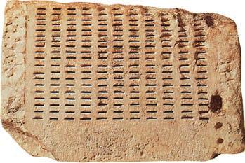 Frammento del klerotèrion, V sec. a.c. [Museo dell Agorà, Atene] Per prima cosa, classifica sul quaderno i documenti iconografici elencati nella tabella.