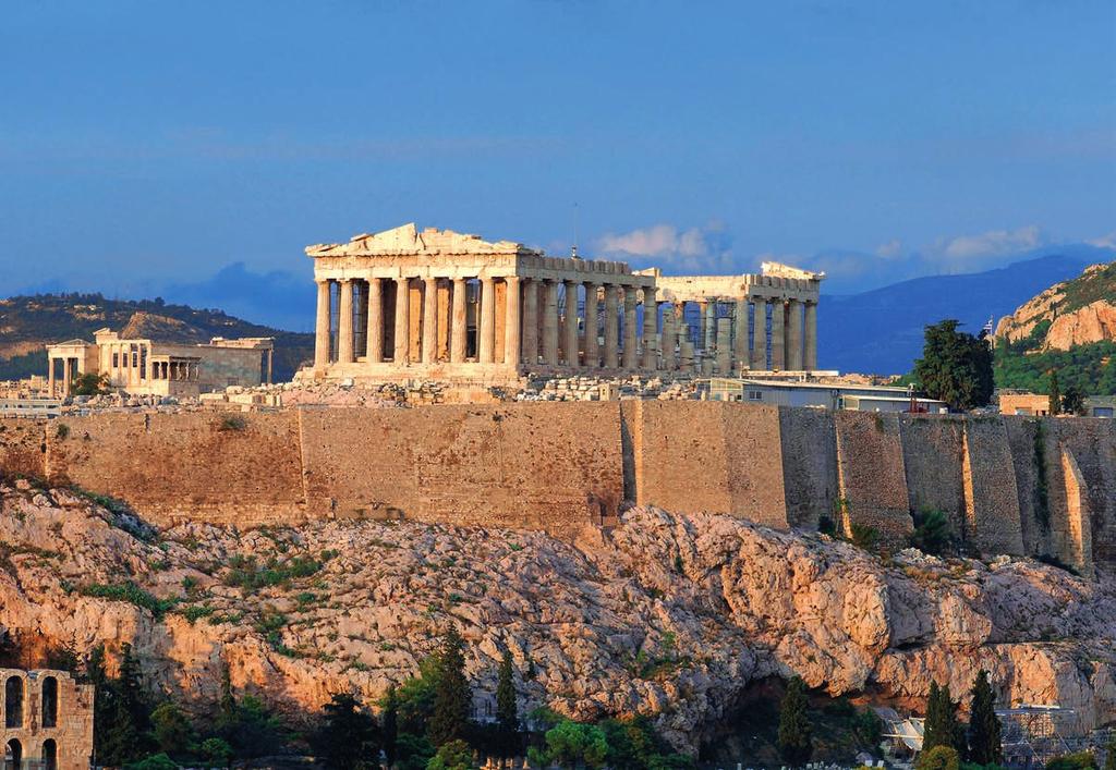 gara per superarsi l un l altro nella perfezione del lavoro». Verso la fine del V secolo a.c., l Acropoli aveva assunto la sua forma quasi definitiva, quella che oggi le sue rovine ci fanno solo immaginare.