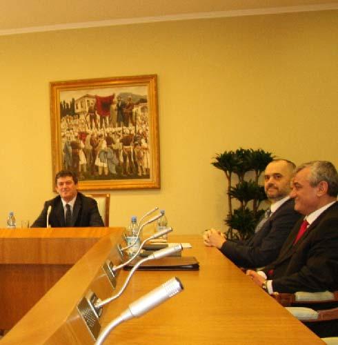 Kryeministri Sali Berisha flet pas tryezës Kryetari i mazhorancës dhe njëherazi kryeministri Sali Berisha shprehet se problemet e partive me gjykatat, nuk mund të kthehen në probleme ndërpartiake dhe