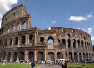 Colosseo di Roma Colosseo di Roma Il Colosseo è il più grande anfiteatro costruito durante l'impero Romano.