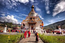 forse il miglior esempio esistente di architettura bhutanese, le sue mura massicce dominano la città e sono visibili da ogni punto della valle; il Ta Dzong (il Museo Nazionale del Bhutan), un antica
