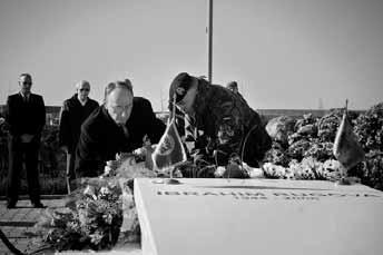Ndërkaq kryeadministratori Joakim Ruecker, i cili bëri homazhe bashkë me bashkëpunëtor, tha se është një ditë e madhe për Kosovën meqë përkujtohet vdekjen e presidentit Rugova.