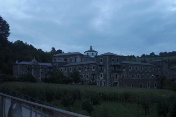 vescovo di Santiago Diego Gèlmirez (il vero costruttore di Santiago e del pellegrinaggio) fece erigere la chiesa di Santa Maria.